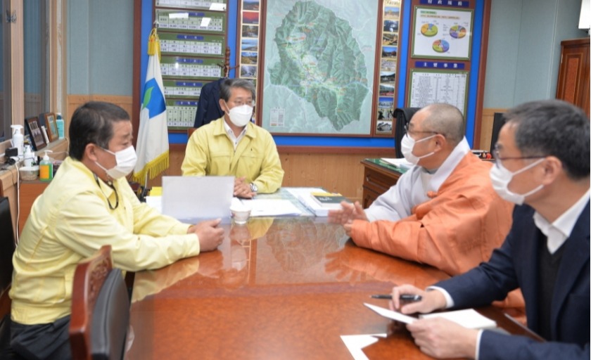 사성암 주지 대진스님과 김순호 구례군수(사진 왼쪽 두번째) 등 지역 기관장들과 차담을 나누고 있다.