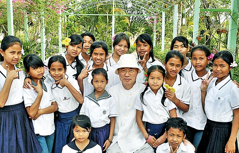 로터스월드 이사장 성관스님이 캄보디아 BWC 센터 아동들과 함께하는 모습.