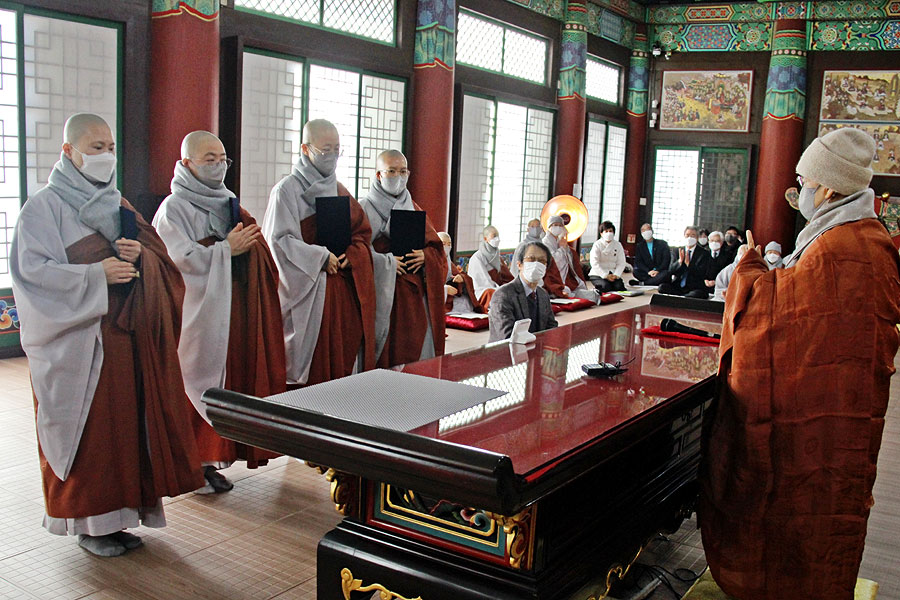 봉녕사와 묘엄불교문화재단은 후학 25명에게 세주묘엄장학금도 수여했다.