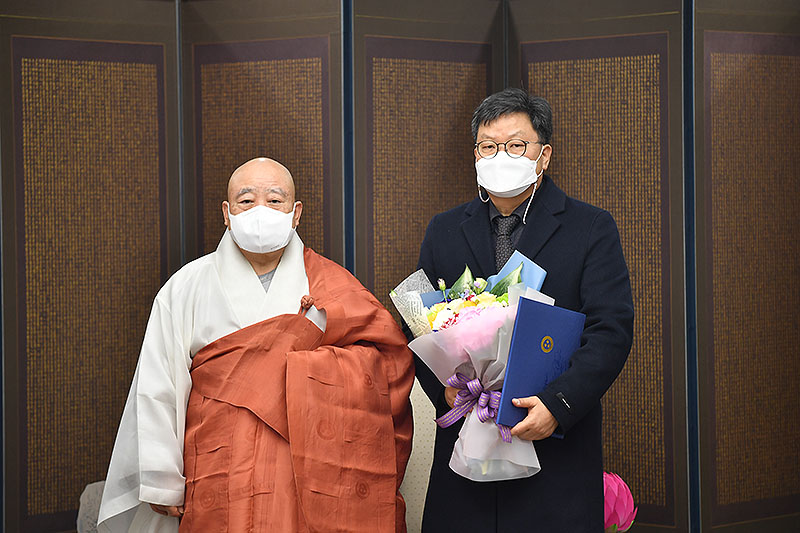 총무원장 원행스님(왼쪽)은 불교신문 신임 편집국장에 여태동 기자를 임명했다. 임명장 수여식 이후 기념사진을 찍는 모습.