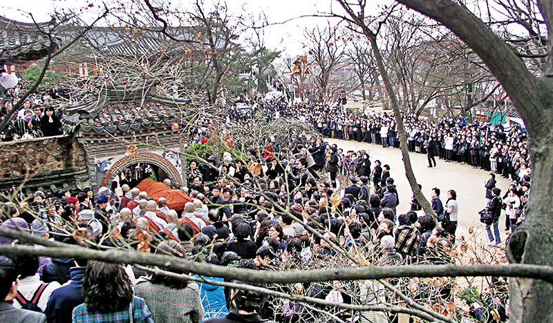 2010년 3월 서울 길상사에서 원적에 든 법정스님 영결식에서 스님의 법구가 극락전으로 옮겨지고 있다.