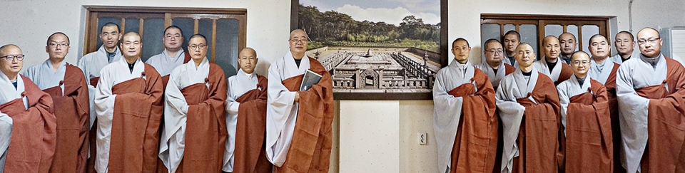 통도사 대흥루의 율원 강의실에는 통도사의 상징과도 같은 금강계단 사진이 걸려 있다.
