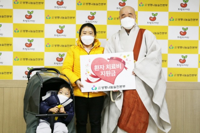 생명나눔실천본부가 1월5일 서울 종로구 법인 사무실에서 1월 치료비 지원 대상으로 선정된 박창민 군과 어머니에게 200만원을 전달했다. 사진 오른쪽은 이사장 일면스님. 사진=생명나눔실천본부