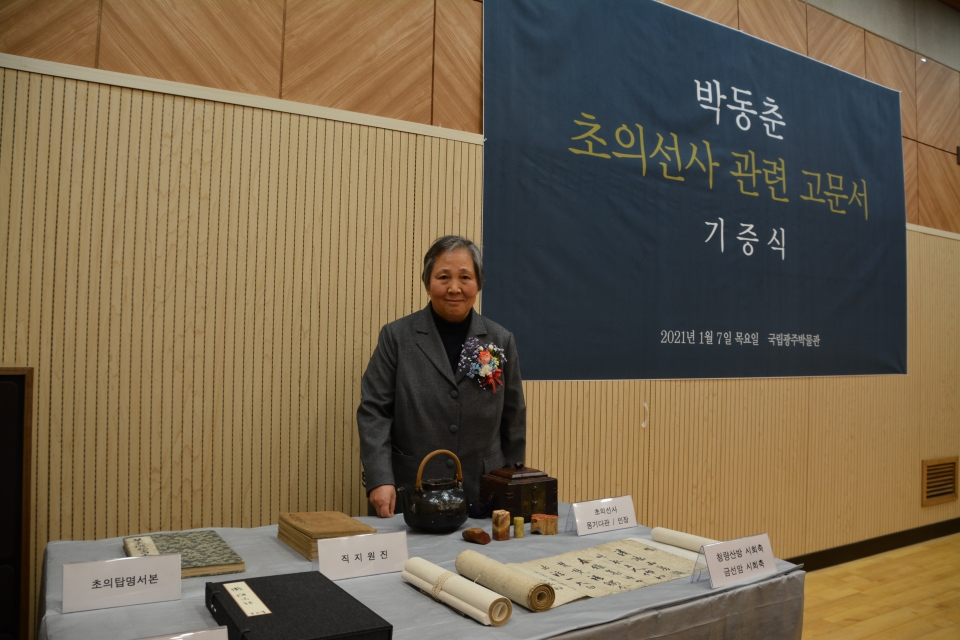박동춘 소장이 국립박물관에 기증한 유품을 소개하고있다