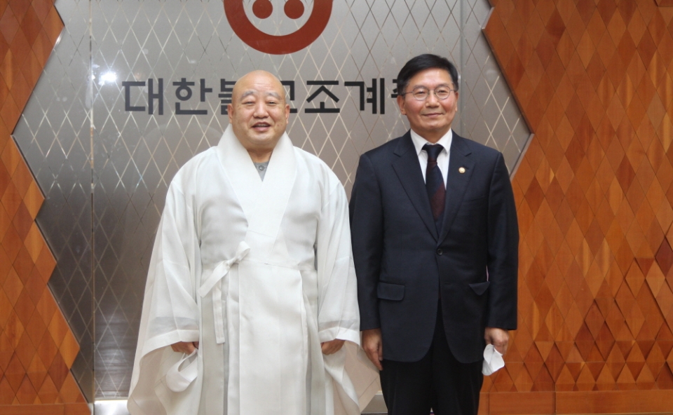 조계종 총무원장 원행스님(왼쪽)이 김현모 신임 문화재청의 예방을 받은 자리에서 불교 문화재에 대한 관심과 지원을 당부했다. 예방 이후 기념사진 촬영 모습. 기념사진 촬영시에만 마스크를 벗었다.