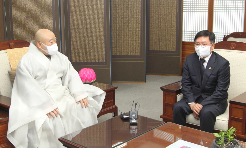 조계종 총무원장 원행스님이 김현모 신임 문화재청장과 환담을 나누는 모습.