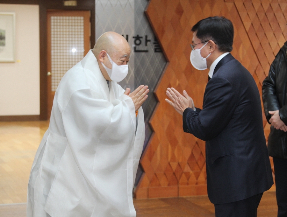 총무원장 원행스님과 김현모 신임 문화재청장이 인사를 나누는 모습.