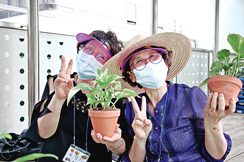 서울노인복지센터가 실시한 ‘HELLO, 초록’에 참가한 어르신들의 모습.