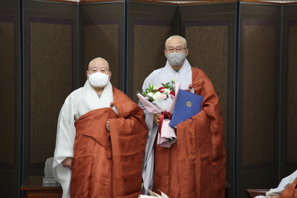 총무원장 원행스님이 신임 민족공동체추진본부 사무총장 지상스님(오른쪽)에게 임명장을 전달한 뒤 기념사진을 찍는 모습.