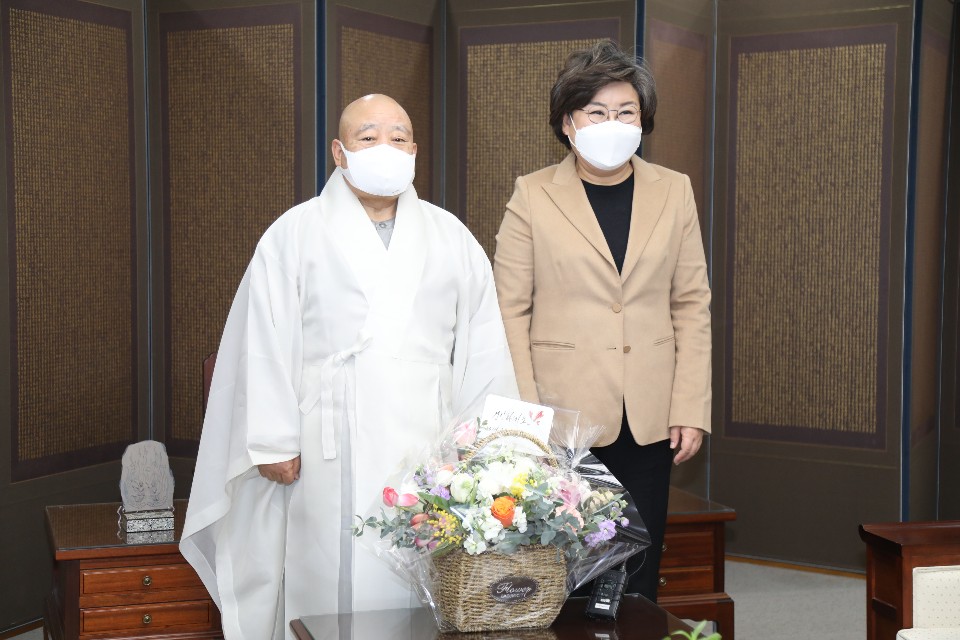 총무원장 원행스님과 서울시장 보궐선거 예비후보인 이혜훈 전 의원이 기념사진을 촬영하는 모습.