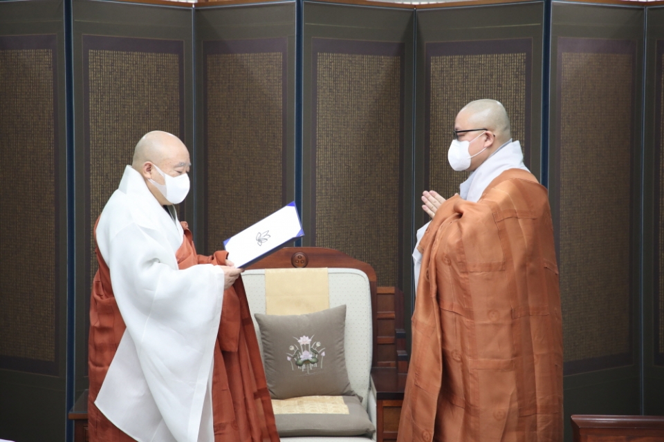 조계종 총무원장 원행스님(왼쪽)이 불교중앙박물관장에 탄탄스님을 임명했다.