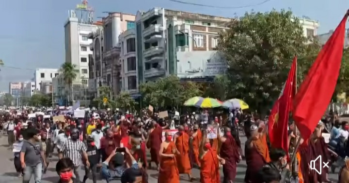 군부 쿠데타를 반대하는 미얀마 국민들의 항의 시위가 거세지는 가운데, 미얀마 스님들도 참여 열기가 고조되고 있다. 사진은 미얀마인들의 시위 모습으로 대열 앞에 가사를 수한 스님들이 보인다. 출처=페이스북.