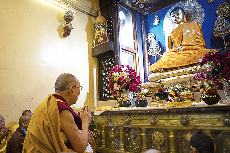 달라이 라마를 스승으로 모시고 수행과 봉사의 삶을 살아온 청전스님이 최근 티베트 사람들이 애독하는 기도문들이 담겨 있는 '티베트 사람들의 보리심 기도문'을 최근 출간했다. 사진은 부처님 전에 기도를 올리고 있는 달라이 라마.
