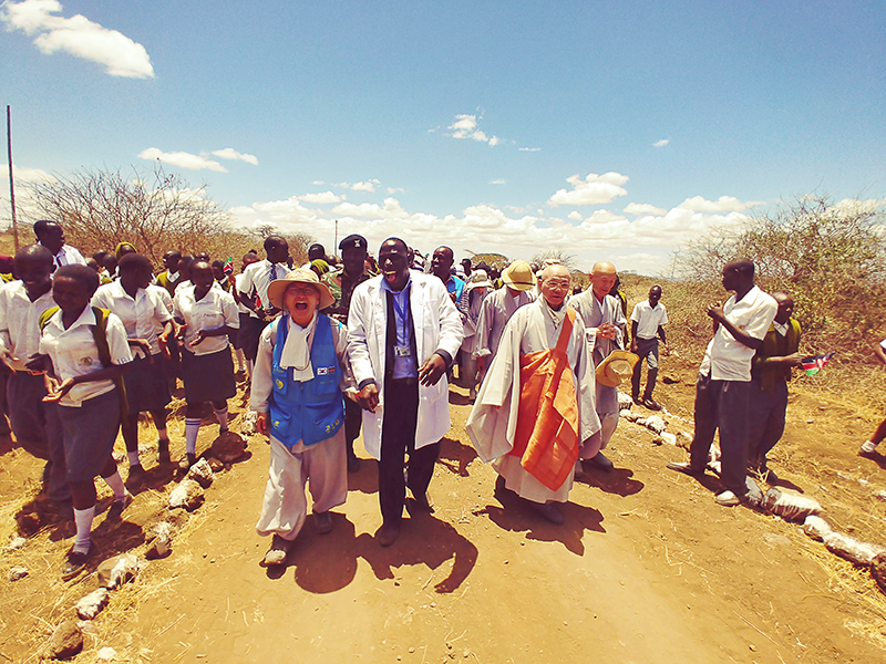 탄하스님이 2018년 지구촌공생회 케냐 지부장 소임을 맡을 당시격려차 방문한 지구촌공생회 이사장 월주스님 등을 안내하고 있는 모습.