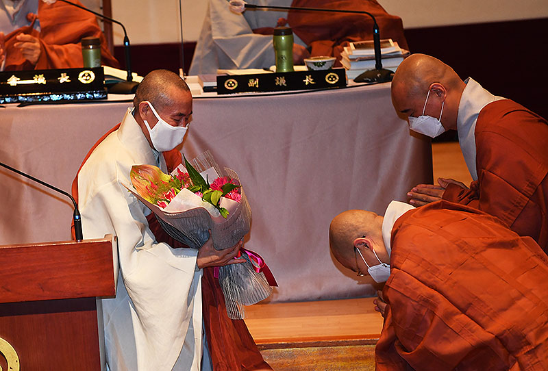 포교원장으로 선출된 범해스님에게 포교원 스님들이 꽃다발을 전달하고 있다.