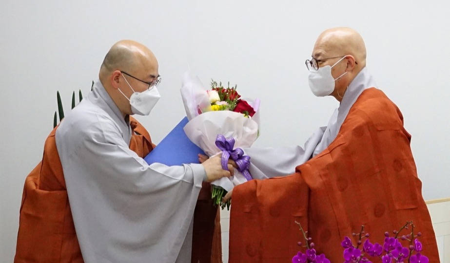 조계종 교육원장 진우스님이 3월31일 신임 연수국장 일엄스님(사진 왼쪽)에게 임명장과 축하 꽃다발을 수여했다.