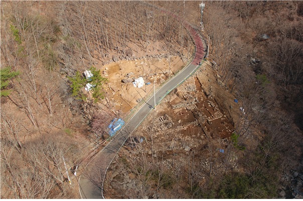 이번에 김해 불모산 지역에서 조사된 통일신라시대 절터 전경