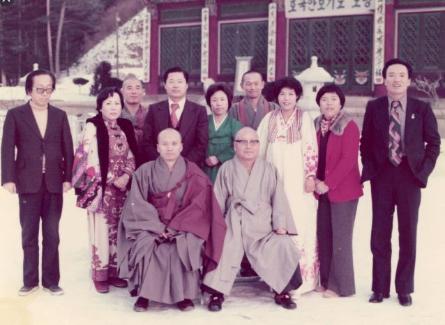 만화스님(앞줄 왼쪽)이 은사 탄허스님(앞줄 오른쪽)을 모시고 재가불자들과 함께 기념촬영을 했다.