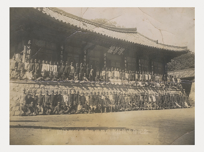 일제말기인 1944년 옥천사에서 열린 ‘마을연맹연성회’ 기념사진.