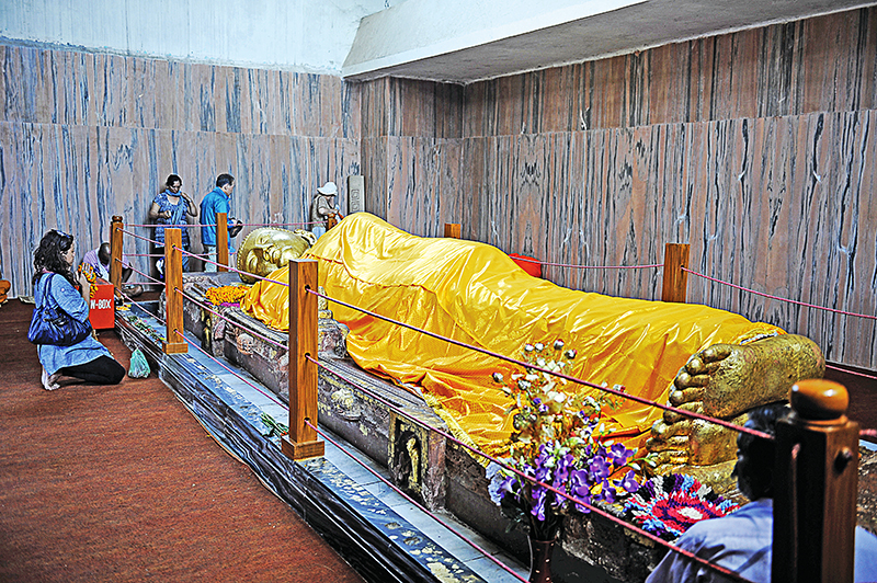 이학종 전 미디어붓다 대표가 최근 부처님의 위대한 삶과 가르침을 방대한 분량으로 펴낸 ‘붓다 연대기’를 최근 출간했다. 사진은 인도 쿠시나가라 열반당에 모셔진 부처님 열반상.