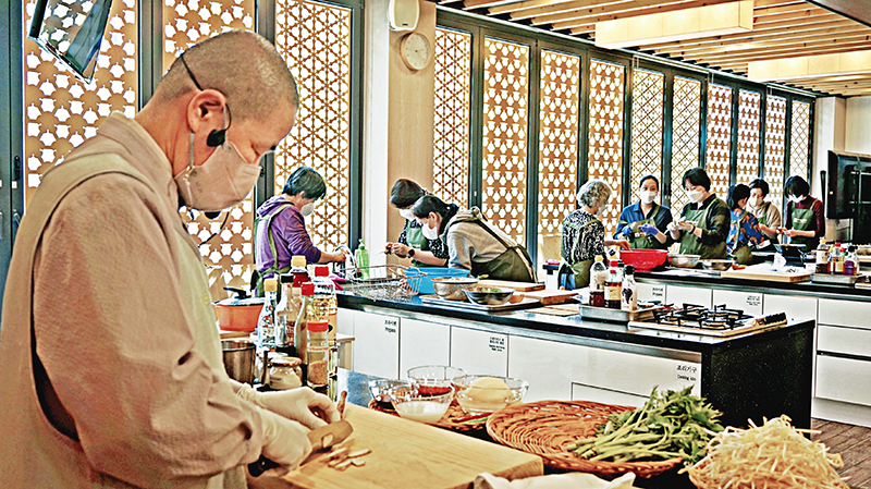 4월6일 한국사찰음식문화체험관에서 수강생들이 직접 눈개승마 김밥을 만들어보고 있다.
