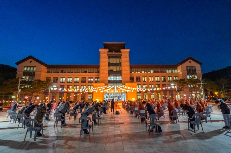 동국대 경주캠퍼스 정각원은 4월20일 교내 백주년기념관 야외 광장에서 ‘불기 2565년 부처님 오신 날 봉축 점등식’을 봉행했다.