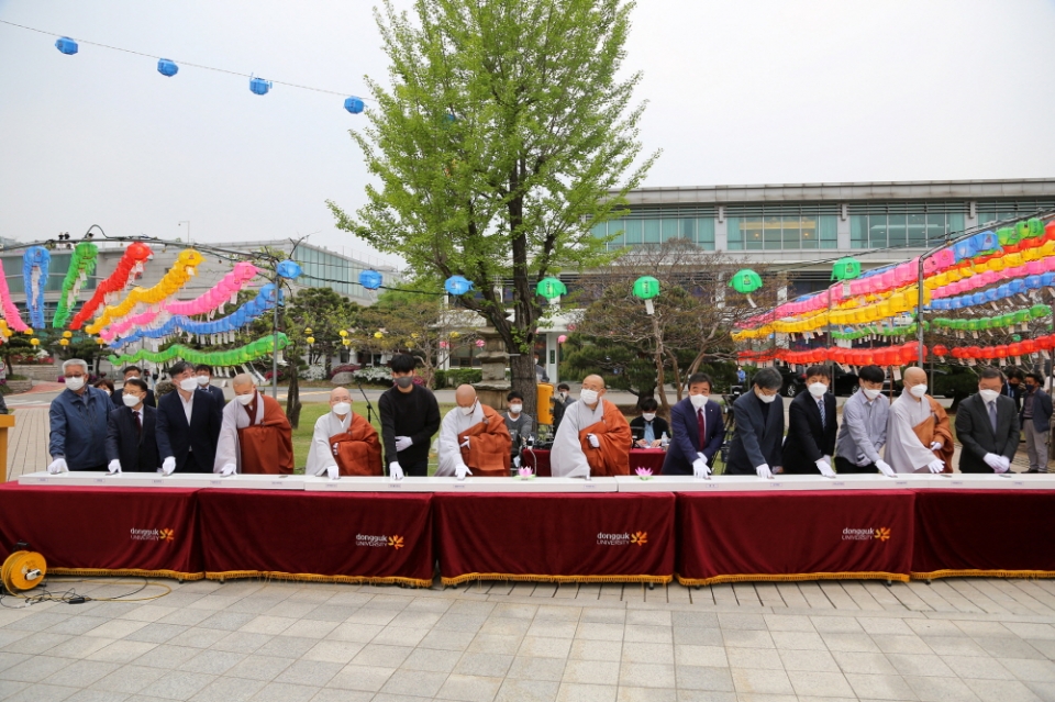 동국대 서울캠퍼스는 4월22일 불기 2565년 부처님오신날을 앞두고 교내 팔정도에서 봉축 점등식을 봉행했다.