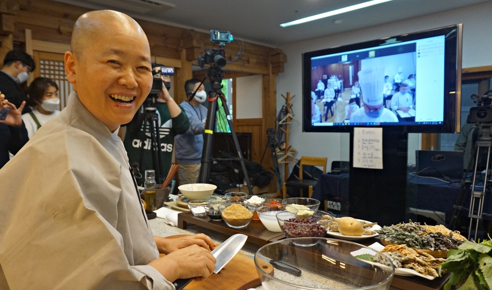 한국불교문화사업단이 4월27일 온라인으로 진행한 ‘르 꼬르동 블루’ 런던캠퍼스 사찰음식 정규강의. 사찰음식 전문가 법송스님이 사찰음식 요리법 강의를 준비하고 있다.