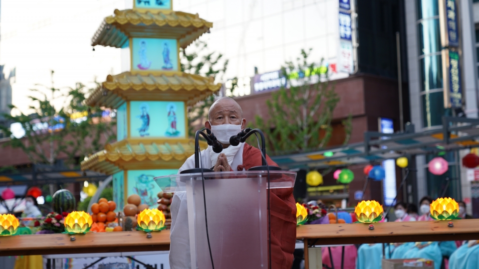 부산진구불교연합회 봉축점등식에서 인사말을 하고 있는 고문 혜총스님.