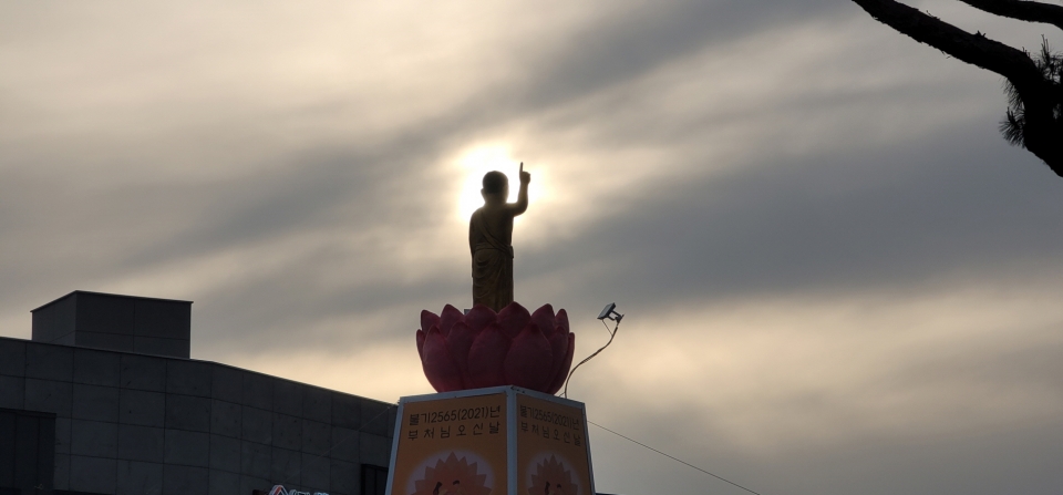 석양의 해무리가 봉축탑 꼭대기의 아기부처님을 밝혀주고 있다.