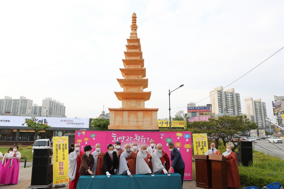 천안불교사암연합회는 5월1일 무명을 밝히는 봉축탑 점등식을 봉행했다.