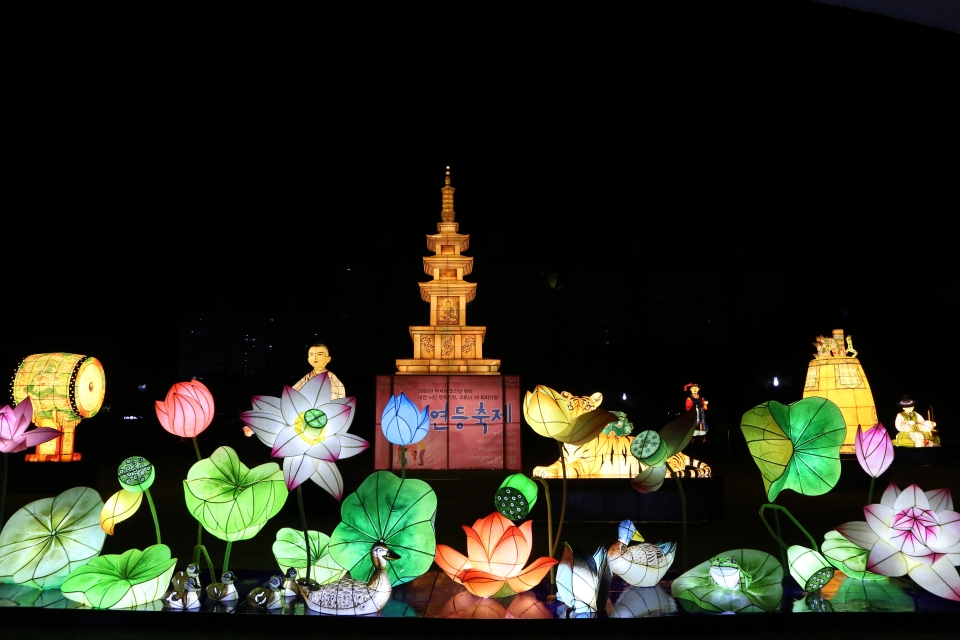 대전불교총연합회는 5월4일 서대전시민공원에서 대전시민의 행복과 코로나19 조기 극복원 염원하며 봉축탑 점등법회를 봉행했다.