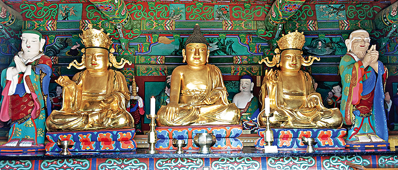 안동 광흥사 웅진전에는 석가모니부처님과 16나한상 등이 봉안되어 있다. 왼쪽부터 아난다, 제화갈라, 석가모니부처님, 미륵, 가섭.