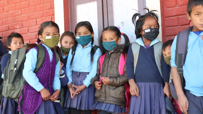 지구촌공생회는 마스크, 손세정제 등 네팔 신두팔촉 9개 학교에 방역물품 지원했다.