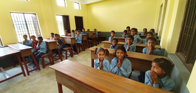 지구촌공생회가 완공한 네팔 스리산데스와르 부천소림사초등학교 교실에서 감사 인사를 전하는 학생들.