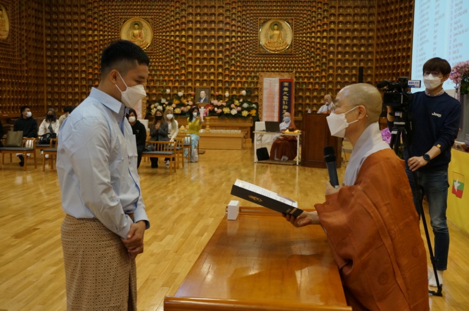 전국비구니회장 본각스님은 5월8일 전국비구니회관 법룡사에서 한국에 유학 중인 미얀마 학생들 44명에게 총 4400만원의 장학금을 수여했다.