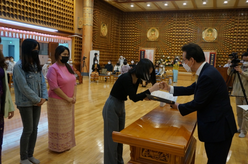 정순균 강남구청장도 이날 미얀마 학생들에게 장학증서를 전달했다.