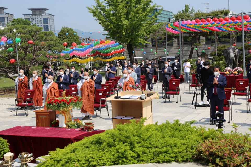 동국대는 5월13일 오전 서울캠퍼스 팔정도에서 불기 2565년 부처님오신날 봉축법요식을 봉행했다.