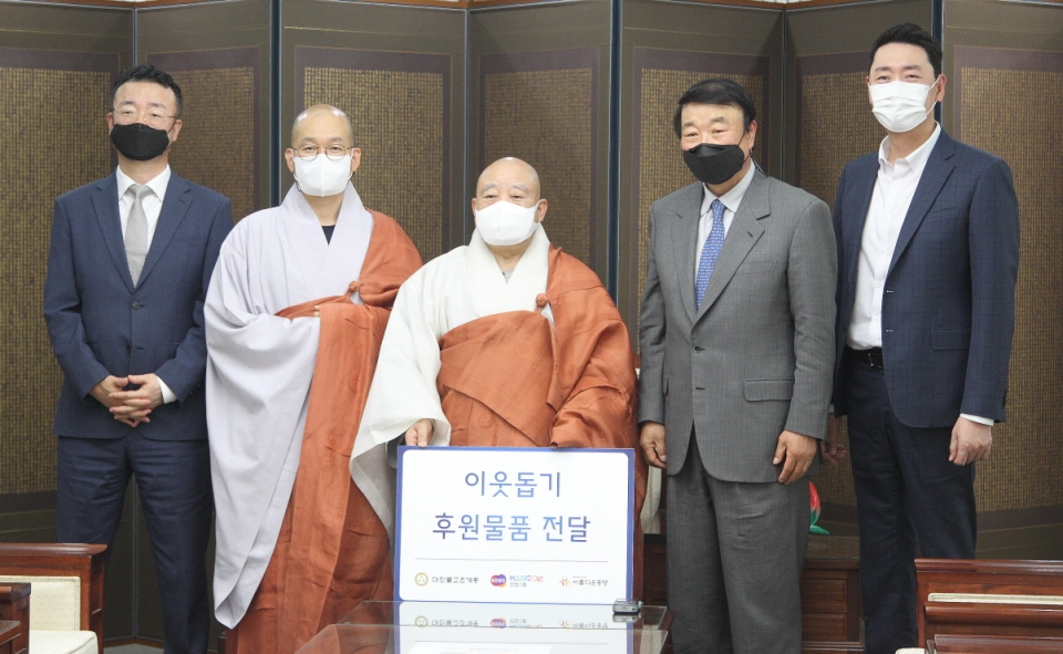 김상철 한컴그룹 회장(오른쪽 두번째)은 5월13일 조계종 총무원장 원행스님(가운데)을 예방하고 20kg 쌀 100포와 마스크 3만장을 재단법인 아름다운동행에 전달했다.
