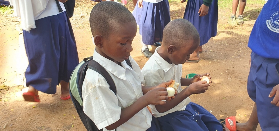 탄자니아 아이들이 부처님오신날 특별한 선물을 받았다. 빵과 삶은 달걀을 먹고 있는 아이들의 모습.