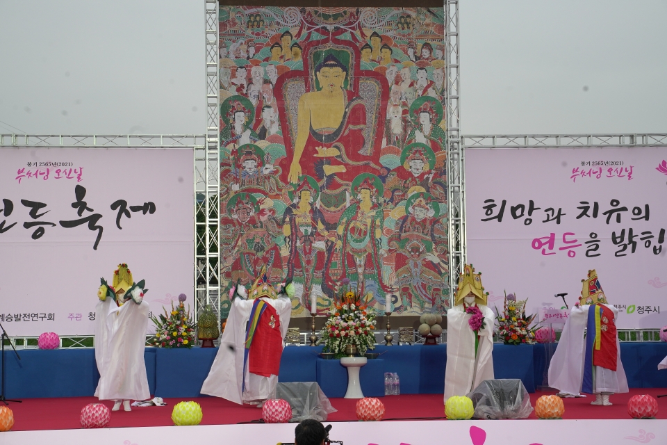 청주시불교연합회는 5월15일 무심천 체육공원에서 연등축제를 개최했다.