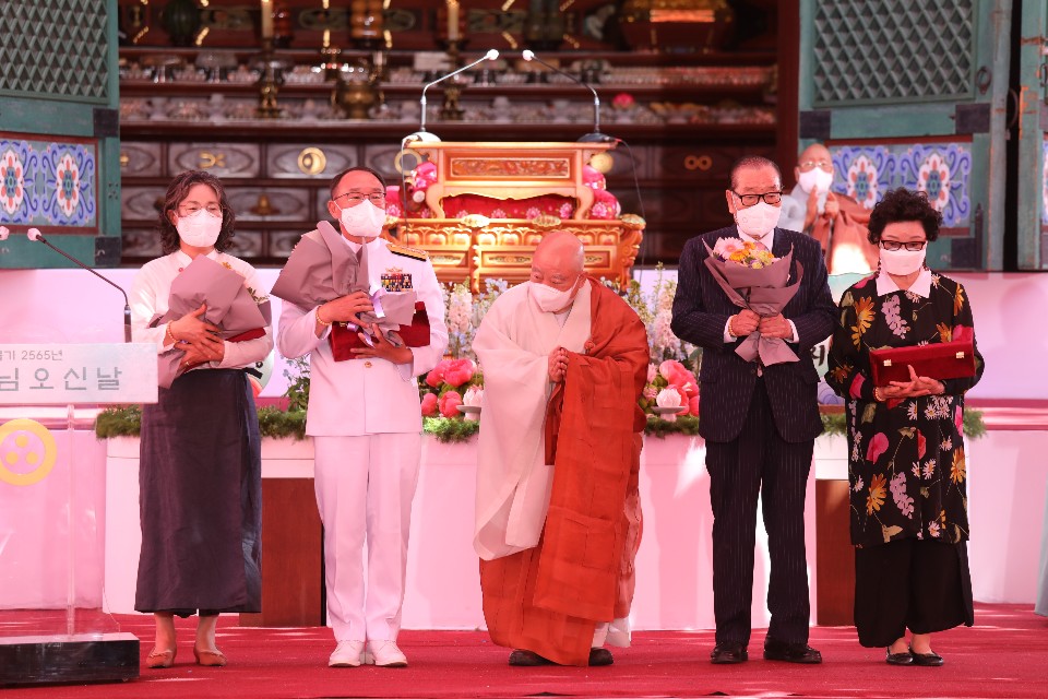 총무원장 원행스님이 불기2565년 불자대상 수상자들과 기념사진을 촬영하는 모습.