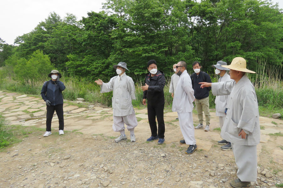 ​​​​​​​상월선원으로부터 시작된 한국불교 중흥을 위한 자비순례 대여정이 올해 10월 삼보사찰 순례로 이어지도록 하기 위한 3차 현장답사가 5월24일부터 26일까지 이어졌다. 실무 점검을 포함하면 7번째 답사다. 총도감 호산스님, 순례단장 지객스님을 비롯한 원명스님 대진스님 등으로 구성된 답사팀은 5월26일 밀양 표충사에서 양산 통도사에 이르는 사자평 구간을 점검하고 있다.