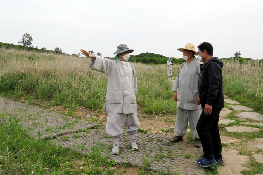 숙영지에 대한 의견을 교환하고 있는 삼보사찰 자비순례 답사팀.