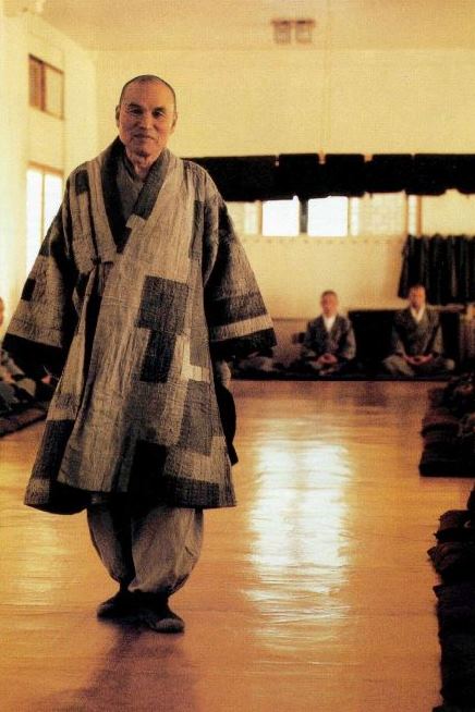 한국불교의 선지식으로 존경 받는 성철스님. 생전에 선원에서 수좌들을 지도하는 모습.