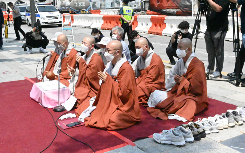 49재 의식을 거행하고 있는 조계종 사회노동위원 스님들의 모습.