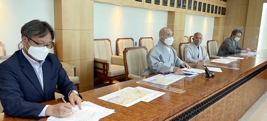 한국불교 중흥을 발원한 상월선원 만행결사를 잇는 삼보사찰 순례가 9월30일 승보종찰 송광사를 출발해 법보종찰 해인사를 거쳐 10월18일 불보종찰 통도사까지 진행된다.  박기련 순례단 지원단장, 총도감 호산스님, 단장 겸 지객 원명스님, 정충래 동국대 이사(왼쪽부터)가 순례 계획을 발표하고 있다.