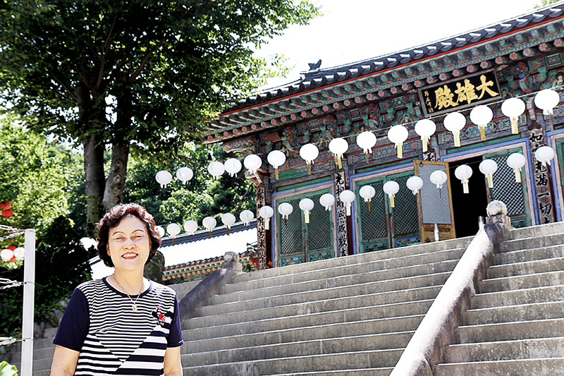 우담화 보살이 남양주 불암사 대웅전 앞에 섰다. 일흔여섯 나이가 믿기지 않을 정도로 건강한 모습이다. 그녀는 “오로지 내 사는 곳이 부처님 도량이어서 감사하다는 마음으로 최선을 다해 살아왔다”고 말했다.