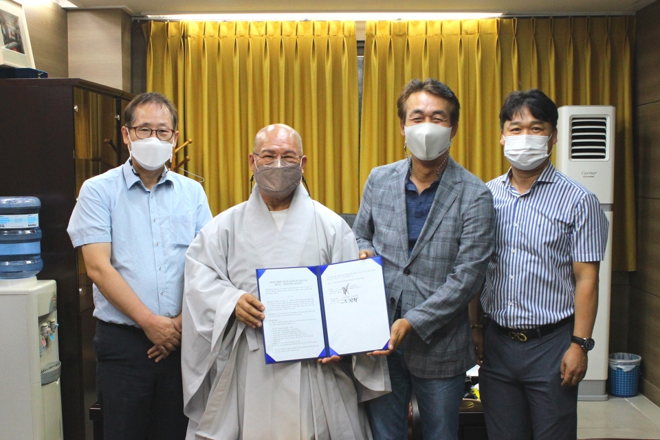 대승마야투어와 불교신문이 8월17일 업무협약을 맺고 ‘삼보사찰 천리순례’ 동참 지원을 약속했다.  사진 왼쪽부터 채석봉 불교신문 업무국장, 불교신문 사장 현법스님, 박규석 대승마야투어 회장, 우정준 대표.