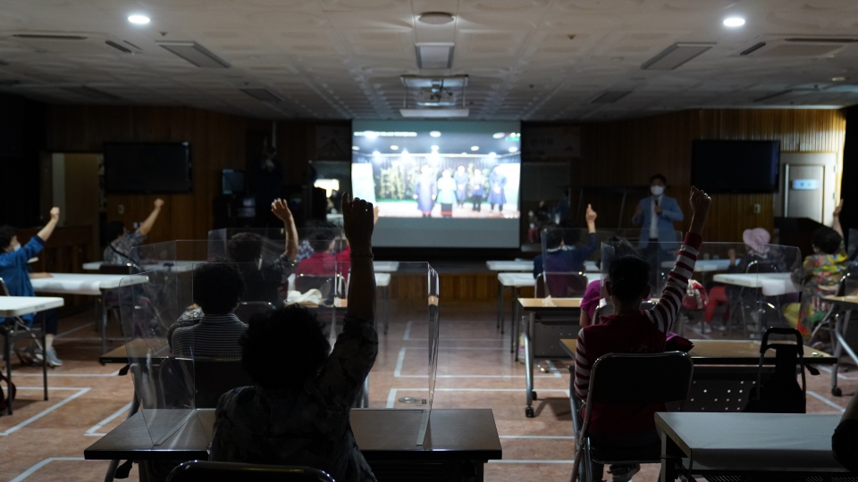 부산 서구 부민노인복지관은 추석을 맞아 10일간 지역 어르신과 함께하는 ‘보름달’ 문화행사를 진행한다. 사진은 8일 유튜브 라이브방송 모습.